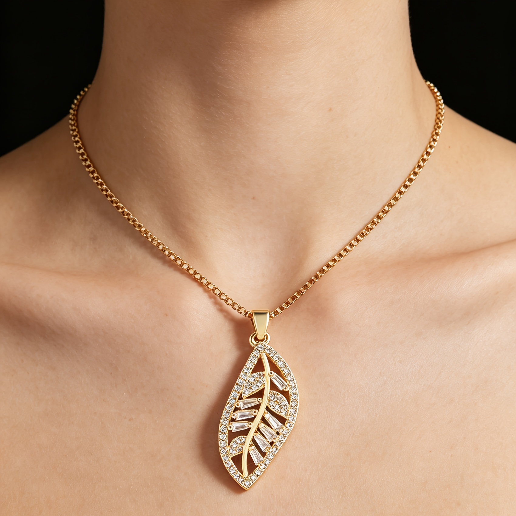 Women's Golden Leaf Shape Pendant Necklace — Casual Style